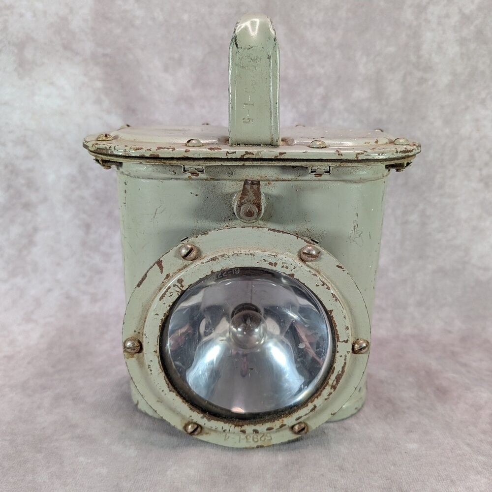 WWII US Navy Battle Lantern DELTA type K-10A 5293-L-4 9-S Emergency Light
